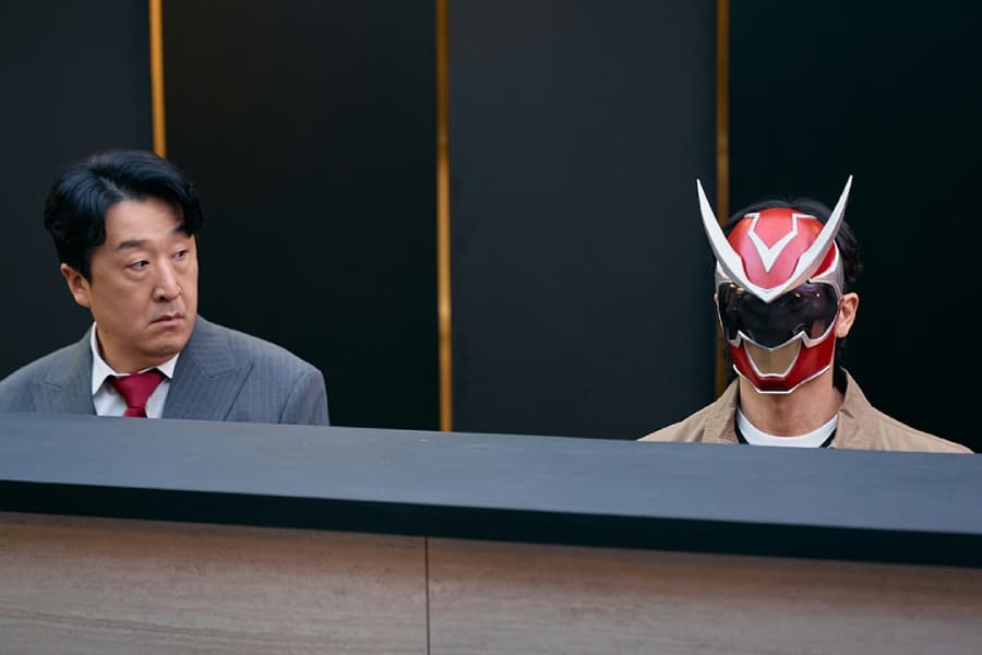 Shin Ha Kyun's Disguise Drama in 'Fifties Professionals'