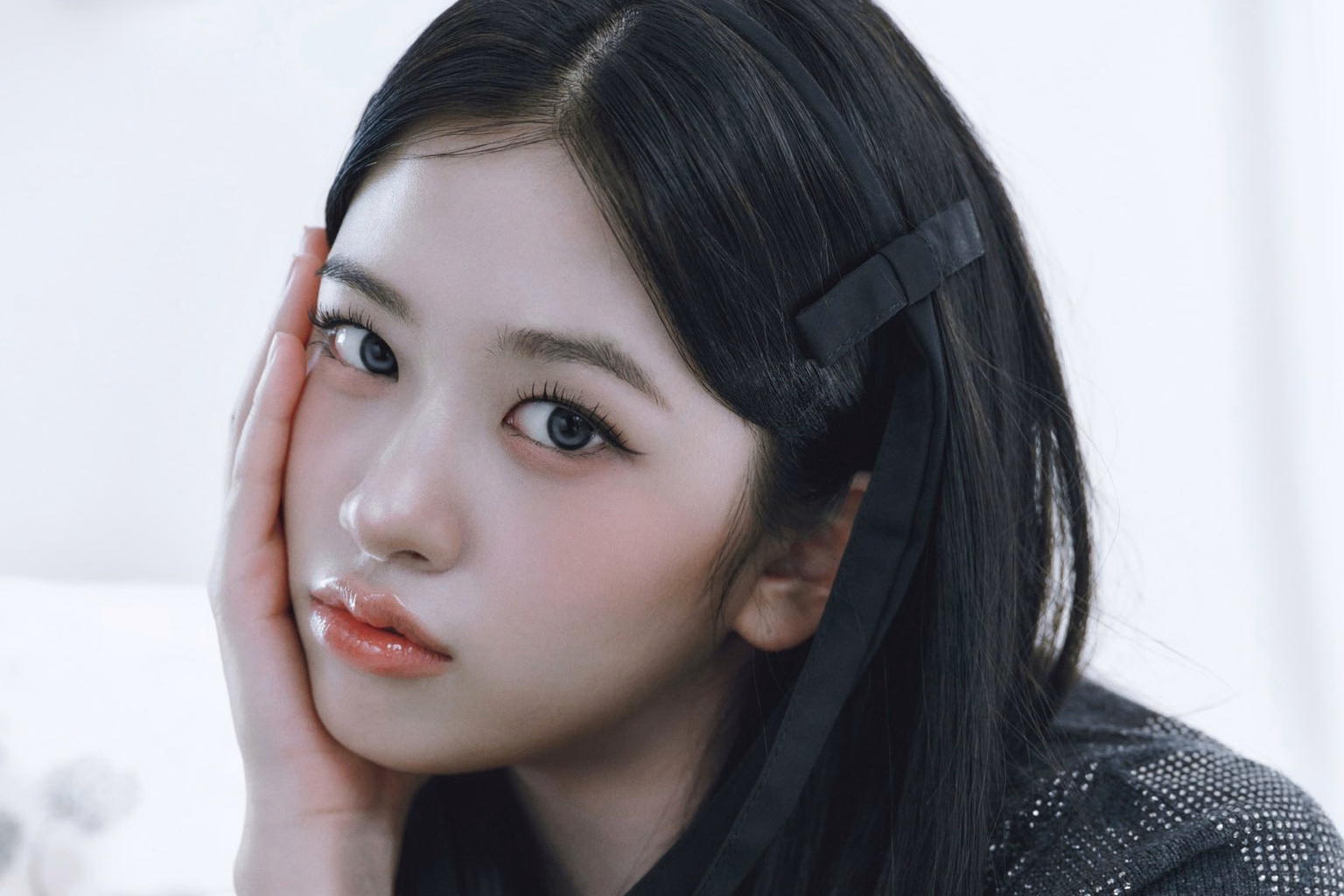 IVE's An Yu Jin Limits Performance Due to Knee Injury